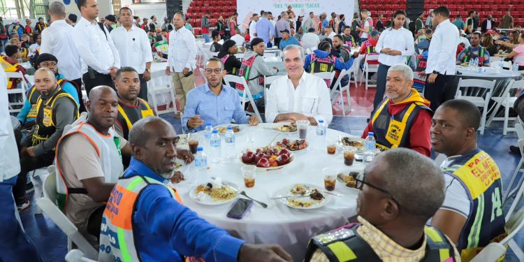 Abinader sostiene almuerzo navideño con cerca de mil motoconchistas y reitera su apoyo para seguir elevando su calidad de vida
