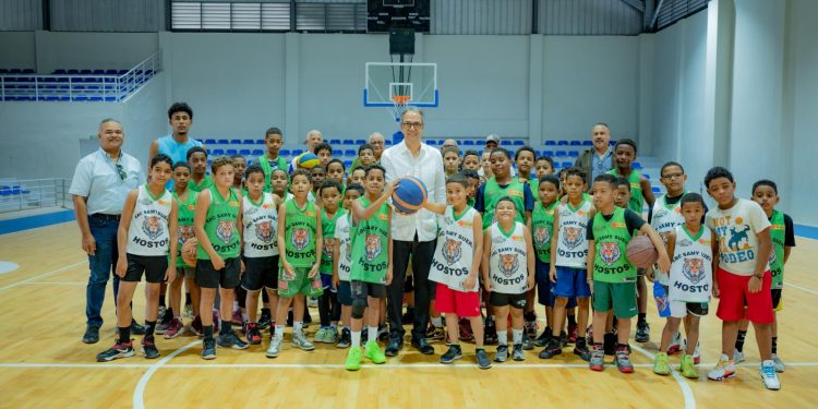 Banco Popular remoza cancha deportiva en Villa Tapia
