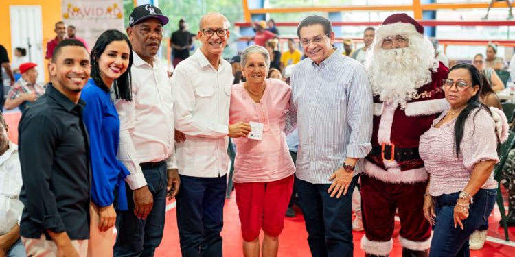 Daniel Rivera inicia “Navidad Santiaguera” con cenas y almuerzos comunitarios en Santiago