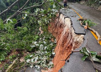 Derrumbe bloquea carretera en Cabrera y afecta a comunidades; piden intervención urgente