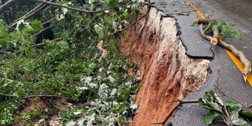 Derrumbe bloquea carretera en Cabrera y afecta a comunidades; piden intervención urgente