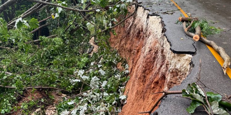 Derrumbe bloquea carretera en Cabrera y afecta a comunidades; piden intervención urgente