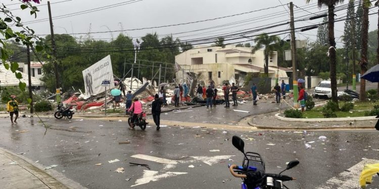 Explosión en oficina de abogados en Sosúa deja una persona herida; autoridades investigan causas