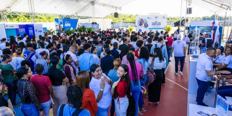 Más de mil jóvenes participan en la Tercera Feria de Empleos del Sector Aeronáutico