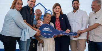 Gobierno entrega 50 viviendas y cumple el sueño de familias damnificadas por el huracán Georges en San Cristóbal