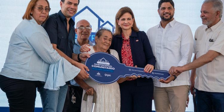 Gobierno entrega 50 viviendas y cumple el sueño de familias damnificadas por el huracán Georges en San Cristóbal