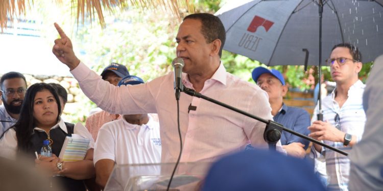 Julio César Valentín celebra su cumpleaños con un legado político y profesional destacado