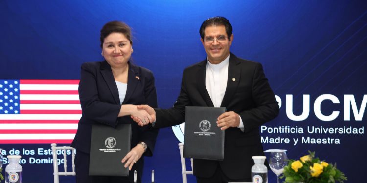 PUCMM y Embajada de EE. UU. lanzan proyecto para impulsar la industria de semiconductores en República Dominicana