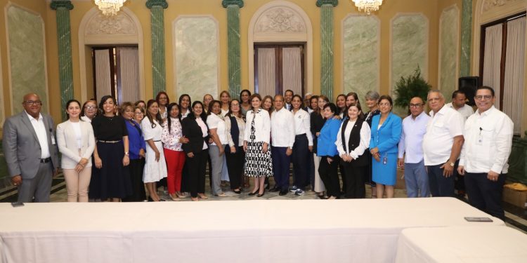 Vicepresidenta Raquel Peña inicia entrega de bonos navideños a juntas de vecinos en todo el país