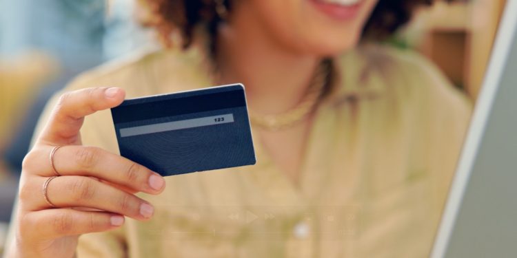 Usuarios financieros prefieren tarjetas de débito para compras locales y de crédito para internacionales