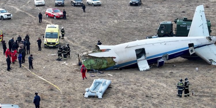 Se estrella avión en Kazajistán: reportan varios muertos y heridos