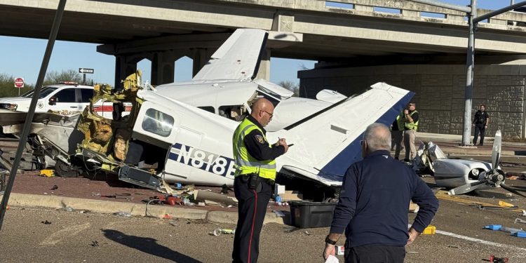 Avioneta se estrella contra vehículos en autopista de Texas y se parte en dos
