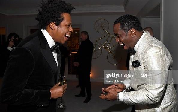 Una mujer ha acusado a Jay-Z y Sean Combs de haberla agredido sexualmente cuando tenía 13 años, según una denuncia presentada recientemente
