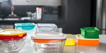 Cómo quitar la grasa de los envases de plástico