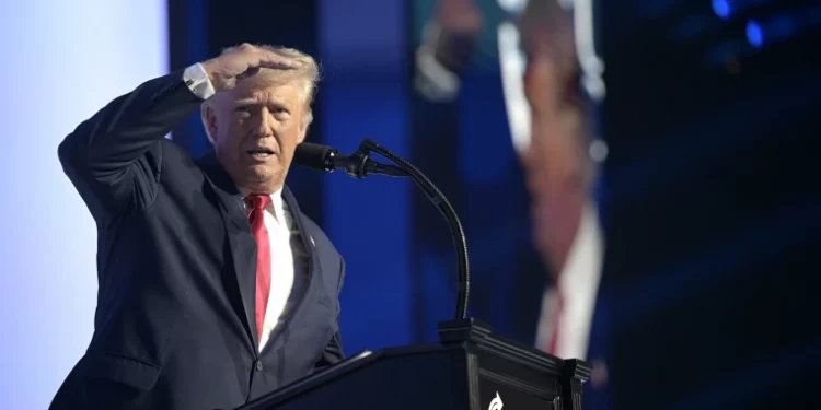 Video: Donald Trump llama la atención con un renovado estilo de peinado