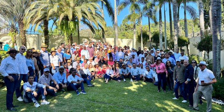 Abel Martínez reafirma su compromiso con República Dominicana ante el Comité Central del PLD