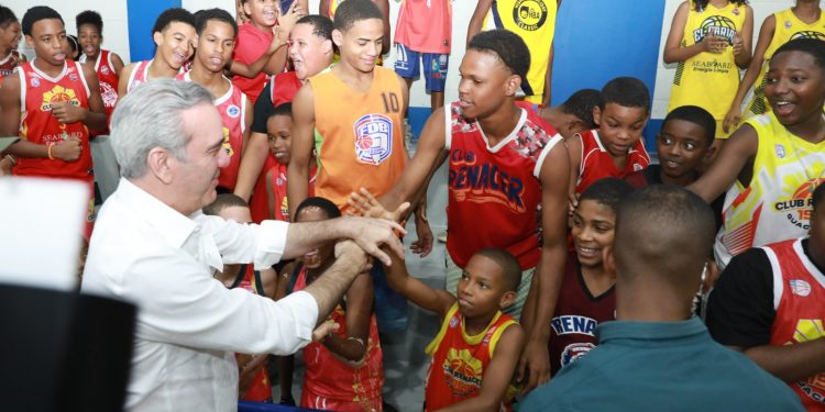 Presidente Abinader inaugura infraestructuras deportivas en Santo Domingo