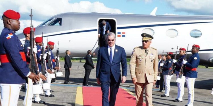 Presidente Abinader regresa al país tras participar en la toma de posesión de la gobernadora Jenniffer González Colón