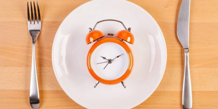 Un nuevo estudio revela que comenzar el ayuno intermitente a partir de una hora específica puede ser clave para reducir grasa y facilitar la pérdida de peso