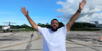 Celebridades como Romeo Santos, DJ Khaled y Carmen Villalobos celebran la llegada del 2025 en República Dominicana en compañía de sus seres queridos