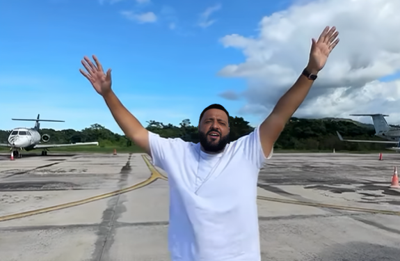 Celebridades como Romeo Santos, DJ Khaled y Carmen Villalobos celebran la llegada del 2025 en República Dominicana en compañía de sus seres queridos