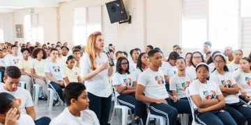 Carolina Mejía promueve la responsabilidad ciudadana entre los ójvenes de capotillo