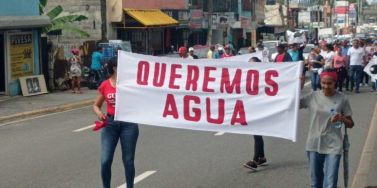 Crisis de agua en Villa González: Residentes desesperados por falta de solución de CORAASAN