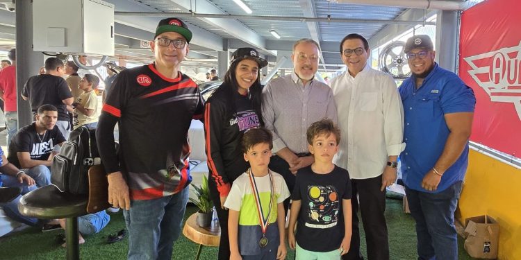 Santiago cataliza el turismo deportivo con la exhibición de carros deportivos y modificados