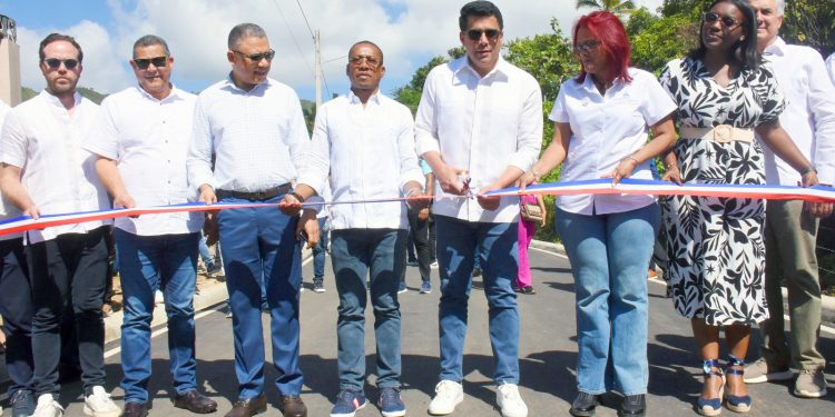 David Collado entrega obras en Arroyo Barril y da inicio a proyectos en Santa Bárbara, Samaná