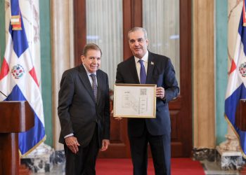 Edmundo González Urrutia se reúne con Luis Abinader en el Palacio Nacional