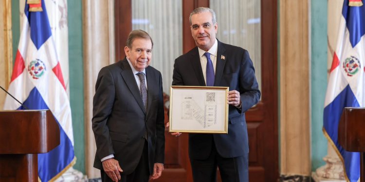 Edmundo González Urrutia se reúne con Luis Abinader en el Palacio Nacional