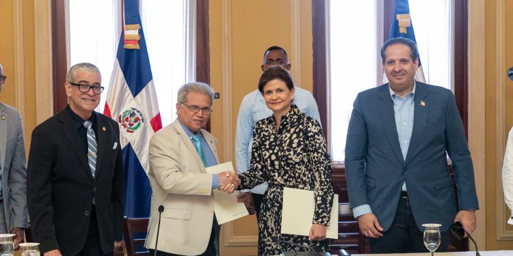 Histórico acuerdo mejora salarios médicos en RD