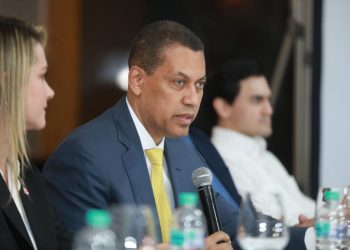 Indotel inicia entrega de cajas convertidoras para la Televisión Terrestre Digital en región norte del país