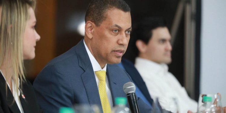 Indotel inicia entrega de cajas convertidoras para la Televisión Terrestre Digital en región norte del país