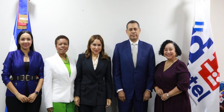 INDOTEL y Ministerio de la Mujer se unen para cerrar la brecha digital de género