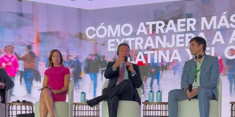 República Dominicana destaca en la atracción de inversión extranjera: Ministro Ito Bisonó ofrece detalles en el Foro Económico Internacional