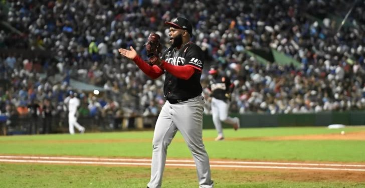 Leones del Escogido toman ventaja en la Serie Final tras blanquear a los Tigres del Licey