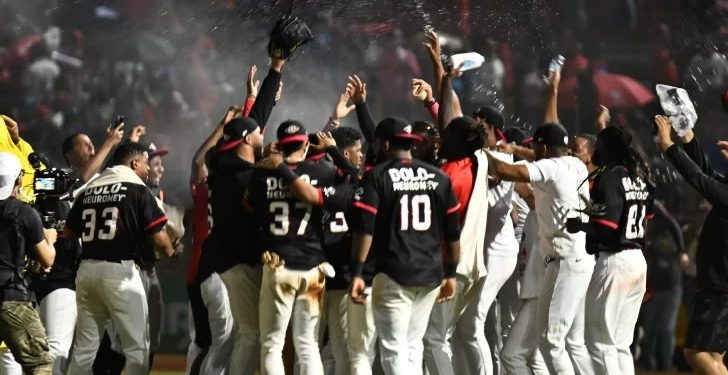 Leones del Escogido se imponen sobre los Tigres y aseguran su lugar en la Serie Final
