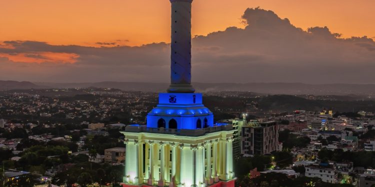 Monumento a los Héroes de la Restauración se ilumina en homenaje al 181° aniversario de la Independencia Dominicana