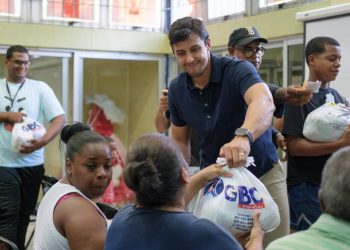 Raymond Rodríguez entrega 6,000 kits alimenticios a familias del Distrito Nacional para la cena de fin de año