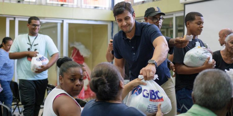 Raymond Rodríguez entrega 6,000 kits alimenticios a familias del Distrito Nacional para la cena de fin de año