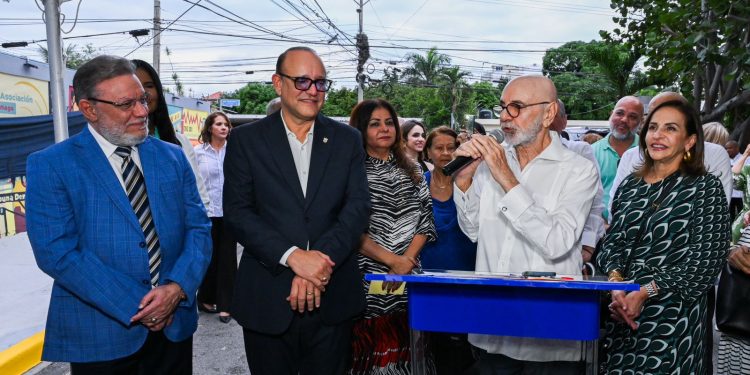 Santiago rinde homenaje a sus voces icónicas con un mural conmemorativo