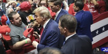 El hombre blanco sin educación universitaria se empobrece en EE.UU.: ¿será Trump su salvación?