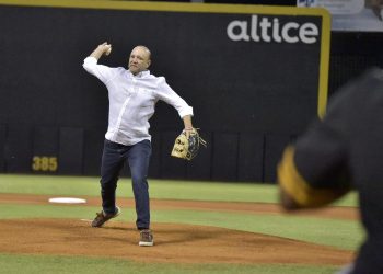 Águilas Cibaeñas inician el Round Robin con el lanzamiento de honor del alcalde Ulises Rodríguez