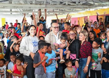 Alcalde Ulises Rodríguez reparte juguetes y alegría en comunidades de Santiago