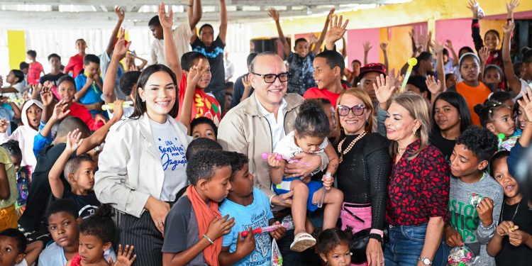 Alcalde Ulises Rodríguez reparte juguetes y alegría en comunidades de Santiago