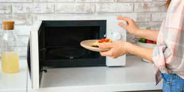 ¡Atención! Estos son los alimentos que no deberías recalentar en el microondas
