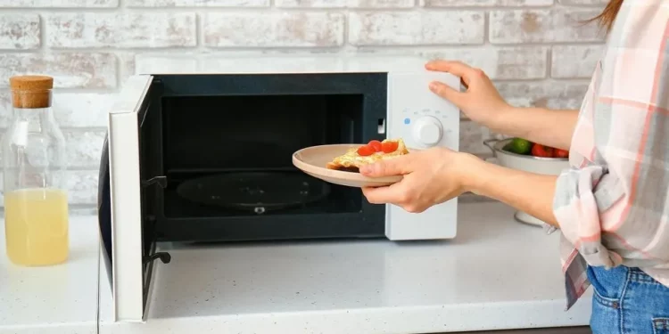 ¡Atención! Estos son los alimentos que no deberías recalentar en el microondas