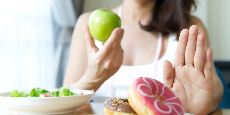 El hábito alimenticio común en muchas mujeres que puede perjudicar la salud del cerebro