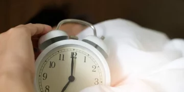 Madrugar sin descansar adecuadamente podría tener consecuencias para tu salud